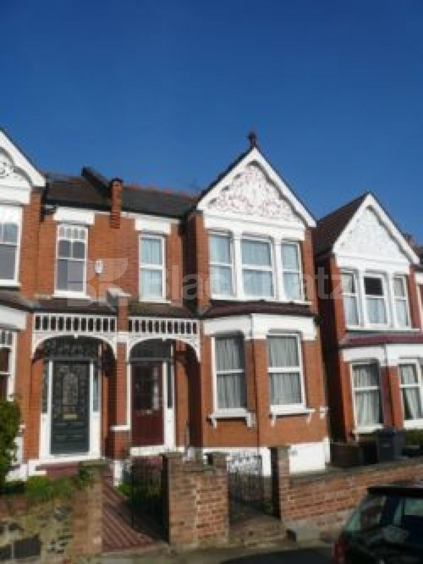 			VERY BIG HOUSE!!!, 4 Bedroom, 1 bath, 1 reception Flat			 Cecil Road, MUSWELL HILL N10 n10
